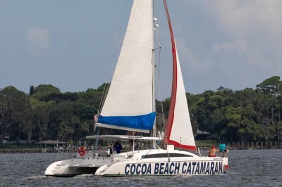 Découvrez cocoa beach en catamaran, observez dauphins et lamantins dans le banana river, et profitez d’un espace ombragé avec boissons incluses et guide local.