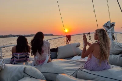Sinta a brisa do mar egeu em um passeio ao pôr do sol em rhodes com música ao vivo, open bar, banho nas fontes de kallithea e buffet gourmet, tudo com assentos reservados.