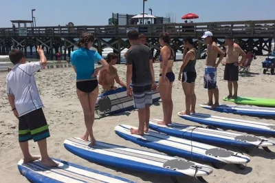 Erlebe myrtle beach beim surfen lernen – inklusive surfboard, erfahrenem lehrer und kleinem kurs. einfach badehose einpacken und los geht’s!
