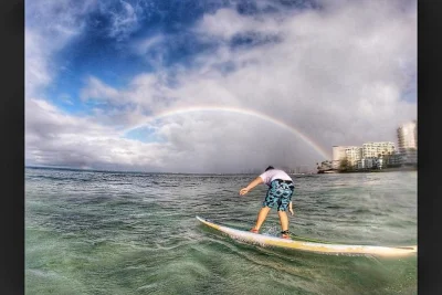 Lerne in hawaii surfen mit paddelunterstützten kursen nur 5 minuten von waikiki entfernt. kleine gruppen, erfahrene lehrer, komplette ausrüstung inklusive. sichere dir jetzt deinen platz!