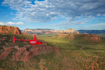 Descubre los cañones de sedona, el río verde y el pueblo de jerome en un tour en helicóptero de 50 minutos. explora escondites del viejo oeste y vistas únicas de red rock. reserva ya.