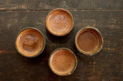 Sinta o cacau nas mãos, prove chocolate fresquinho e admire o vulcão arenal surgindo na névoa neste tour prático em la fortuna—com degustações e guia local.