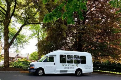 Découvrez la région viticole de woodinville avec prise en charge à seattle, dégustations dans des domaines phares et boutiques, déjeuner et anecdotes locales toute la journée.