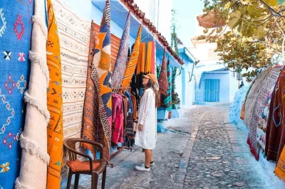 Descubre chefchaouen en una excursión privada desde fez. recorre sus calles azules, visita la cascada ras el-maa y la kasbah. accesible para sillas de ruedas. reserva ya.