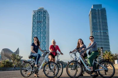 Scopri barcellona in e-bike con un fotografo professionista, cattura i luoghi iconici e gusta tapas sulla spiaggia. foto incluse e rinfreschi garantiti.