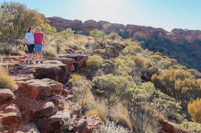 Descubre kings canyon en una excursión desde uluru, con la caminata rim walk o creek bed, desayuno en una estación ganadera y traslado incluido desde el hotel.