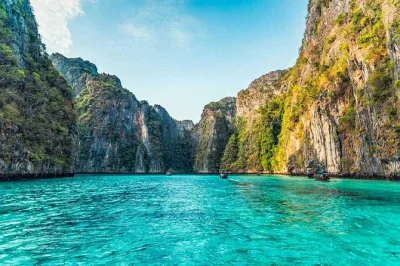 Desde phuket, disfruta un tour en lancha rápida al amanecer con grupo reducido a phi phi, maya bay, laguna pileh, snorkel y almuerzo tailandés incluido.