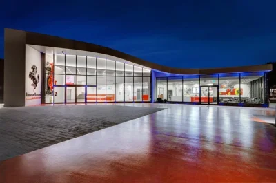 Explore os ícones dos supercarros italianos em um passeio de um dia saindo de bologna. visite museus e fábricas da ferrari, lamborghini e pagani com almoço e transporte incluso.