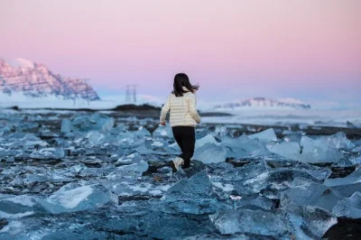 Islanda, cascate spettacolari, spiagge di sabbia nera e trekking sui ghiacciai in un’avventura di 8 giorni da reykjavik. gruppo piccolo, guida locale e pick-up in hotel inclusi.