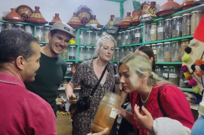 Sinta a vibe de essaouira numa aula prática de culinária marroquina com um chef local na casa dele. inclui almoço, receitas e histórias pessoais.