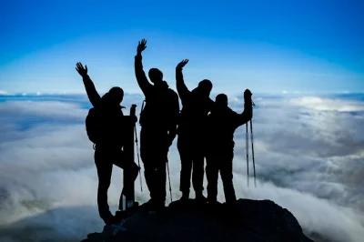 Sube el monte pico con guías locales certificados desde casa da montanha, con equipo de seguridad y la satisfacción de conquistar el punto más alto de portugal.