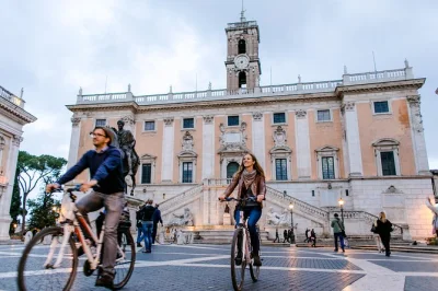 Siente el pulso de roma en un tour en e-bike con grupo reducido, pasando por el coliseo, panteón y piazza navona. incluye alquiler de e-bike y guía local experto.