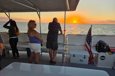 Siente la brisa marina en un crucero al atardecer en fort myers beach, avista delfines cerca del faro de sanibel y relájate con bebidas a bordo de un barco amplio—incluye recogida y tripulación lo