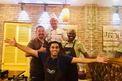 Entdecke saigons ben thanh markt mit einem lokalen koch, lerne vietnamesische klassiker zu kochen – inklusive mittagessen, transport und rezeptbuch zum mitnehmen.