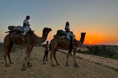 Découvrez le désert de jodhpur lors d’un safari chameau nocturne, cuisinez avec les locaux, dormez sous les étoiles et vivez la vie villageoise. transfert, repas et balade au lever du jour inclus