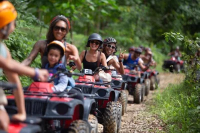 Vive la emoción de recorrer la selva de phuket en atv, conoce a trabajadores locales y haz una parada en big buddha con vistas impresionantes. incluye recogida en hotel y equipo de seguridad.