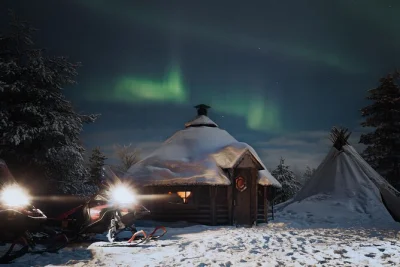 Persiga a aurora boreal de snowmobile em rovaniemi. safari noturno guiado, bebidas quentes ao redor da fogueira, transfers e equipamentos incluídos. reserve sua aventura no Ártico agora!