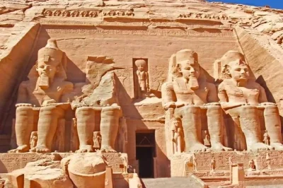 Visite abu simbel em uma excursão guiada de um dia saindo de aswan. explore os templos de ramsés ii, viaje com conforto e capture fotos únicas. reserve já seu lugar.