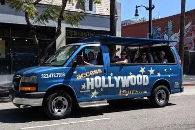 Explore hollywood & beverly hills em um tour de ônibus ao ar livre de 2 horas, veja casas de celebridades, ruas famosas e o letreiro de hollywood com um guia local animado.