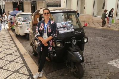 Explore o centro histórico de lisboa em um tour privado de tuk tuk. visite alfama, a sé de lisboa, os melhores mirantes e experimente a ginja. ideal para estadias curtas.