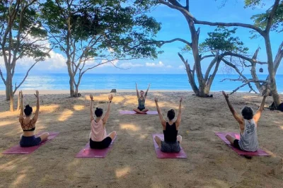 Esplora la giungla di sayulita con una camminata guidata, poi rilassati con una lezione di yoga su una spiaggia tranquilla tra le palme. tappetini inclusi, adatto a tutti i livelli. prenota ora.