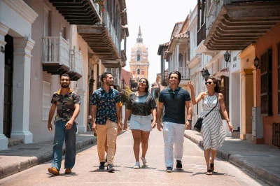 Découvrez cartagena avec un guide local : balade au fort san felipe, montée à la colline de la popa, visite des artisanats aux bóvedas et flânerie dans la vieille ville. prise en charge incluse.