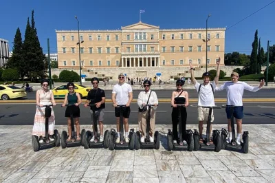 Descubre atenas en segway pasando por la acrópolis, la Ágora antigua y el estadio olímpico. incluye casco, agua embotellada y relatos de un guía local.