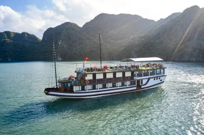 Descubre la bahía de halong con un crucero 4 estrellas: kayak en la cueva luon, baño en la isla titop, comidas vietnamitas auténticas y traslado desde hanoi.