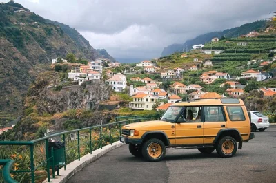 Erlebe madeiras wilde westküste, schwimme in den vulkanpools von porto moniz und spaziere über die gläserne plattform am cabo girão. inklusive 4x4-fahrt mit lokalem guide.