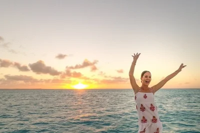 Découvrez la bioluminescence des vers luisants à turks & caicos lors d’une croisière au coucher du soleil depuis providenciales. transfert plage, boissons locales et apéritifs inclus à bord.