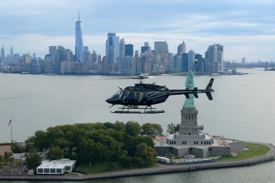 Veja manhattan do alto em um voo de helicóptero de 17 a 20 minutos, passando por central park, estátua da liberdade e muito mais. comentário ao vivo e embarque fácil incluídos.