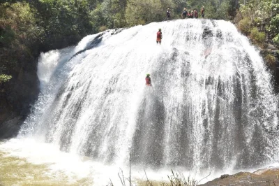 Vivi l’avventura a dalat con canyoning, discese in corda, zipline e tuffi dalle cascate. incluso pick-up in hotel, attrezzatura completa, guida in inglese e pranzo al sacco.