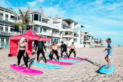 Venice beach: aprenda a surfar em grupo pequeno com aula completa, incluindo roupa de neoprene e prancha. comece na areia e depois encare as ondas com instrutor e tempo para praticar.