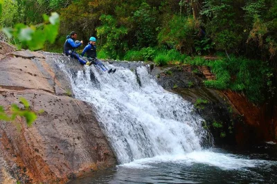 Castro laboreiro canyoning: rutschen, schwimmen & sprünge im wilden varziela mit erfahrenen guides. ausrüstung inklusive, familienfreundlich, einfache abholung.