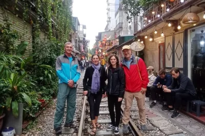 Explore o old quarter de hanoi com um guia local, prove comidas de rua que você não encontraria sozinho e tome um café na famosa train street. inclui transporte e todas as degustações.