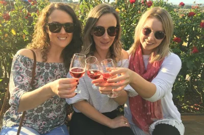 Descubre las bodegas boutique de swan valley, prueba quesos locales, disfruta de licores en una destilería premiada y termina con chocolates artesanales, todo con recogida desde perth.