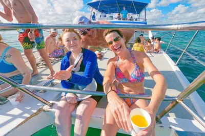 Viva a brisa do caribe em um passeio de snorkel só para adultos em punta cana, com bar flutuante, almoço na brasa, visita ao viveiro de corais e transporte ida e volta incluso.