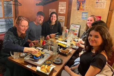 Scopri kyoto di sera tra gion e pontocho, assaggiando 13 piatti tradizionali, sorseggiando sake e ascoltando storie sulle geishe. cena, bevande e guida inclusi.