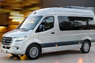 À l'aéroport de santorin, profitez d'un accueil chaleureux, d'une aide pour vos bagages et d'un transfert en mercedes climatisée. service fiable 24/7 avec suivi de vol et prise en charge directe.