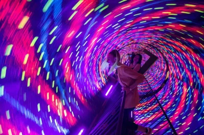 Sevilha, museu das ilusões, truques visuais e fotos surreais. explore exposições interativas, teste seus sentidos no túnel vórtice e divirta-se. acessível para cadeirantes.