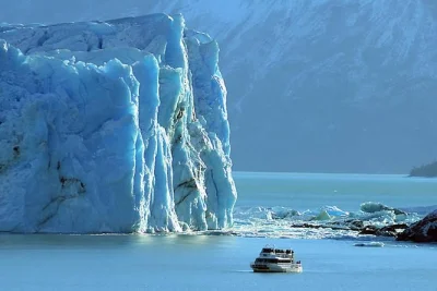 Sinta o frio do glaciar perito moreno em el calafate, explore as passarelas com guia, faça um passeio de barco perto da parede de gelo e aproveite o transporte fácil do hotel para o seu passeio.