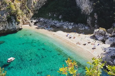 Saia de agios ioannis para um passeio de barco pelo pelion, explorando praias selvagens, grutas marinhas e enseadas famosas de cinema. inclui snorkel, água e skipper local.