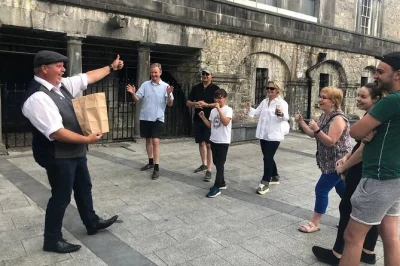 Découvrez le medieval mile de kilkenny en 90 minutes avec une balade pleine d’histoires locales, de magie surprenante et de personnages hauts en couleur, guidée par un expert.