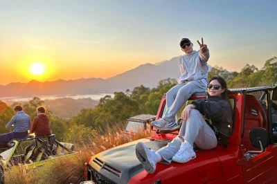 Erlebe den sonnenaufgang am mount batur im privaten jeep, fahre durch schwarze lavafelder, entspanne in natürlichen heißen quellen und genieße ein lokales frühstück – inklusive hoteltransfer.