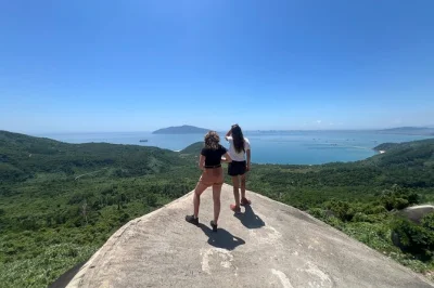 Erlebe die hai van pass motorradtour von da nang oder hoi an nach hue mit stopps an der tam giang lagune, linh ung pagode und einem frischen meeresfrüchte-mittagessen. inklusive abholung.