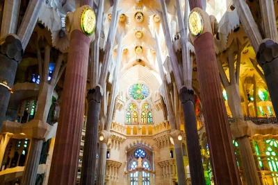 Entra nella sagrada familia di barcellona senza fare la fila, con un piccolo gruppo e una guida esperta. radio auricolari inclusi per ascoltare ogni dettaglio e vivere un’esperienza unica.