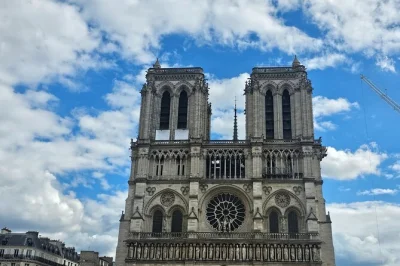 Siente el parís medieval en un tour a pie por notre dame, pasea por la Île de la cité, visita shakespeare and company y entra a sainte chapelle con la entrada incluida.