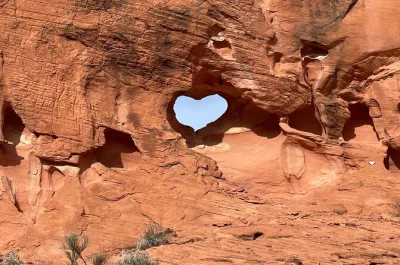 Explore o valley of fire em nevada com um guia local experiente. trilha privativa, pickup no hotel, snacks e fotos profissionais inclusos.