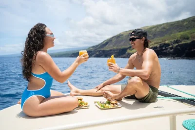 Kealakekua bay und geheime lava-riffe an der kona coast entdecken – mit lokalen guides, pflanzlichem mittagessen, schnorchel-ausrüstung und umweltfreundlichem boot. jetzt platz sichern!