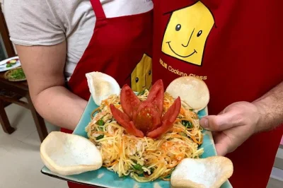 Em da nang, aprenda a cozinhar pratos vietnamitas clássicos com jolie, aproveite um almoço caseiro, opções vegetarianas e ambiente acessível para cadeirantes.